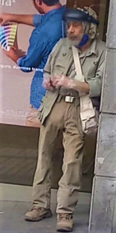 Hombre con máscara haciendo el ridículo