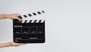 Una claqueta sostenida con unas manos